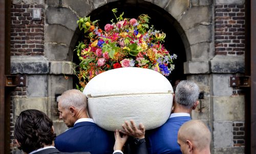 AMSTERDAM - De kist van Erwin Olaf komt aan bij de Westerkerk, waar zijn uitvaartdienst plaatsvindt. De wereldberoemde fotograaf overleed op 64-jarige leeftijd tijdens het herstel van een longtransplantatie. ANP ROBIN VAN LONKHUIJSEN